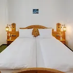 Hotel & 