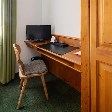 Hotell & 