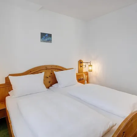 Hotell & 