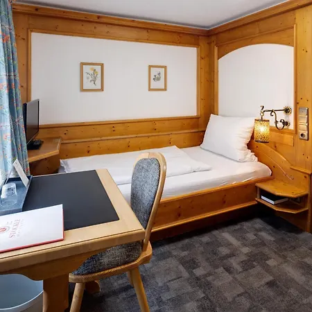 Hotell & 